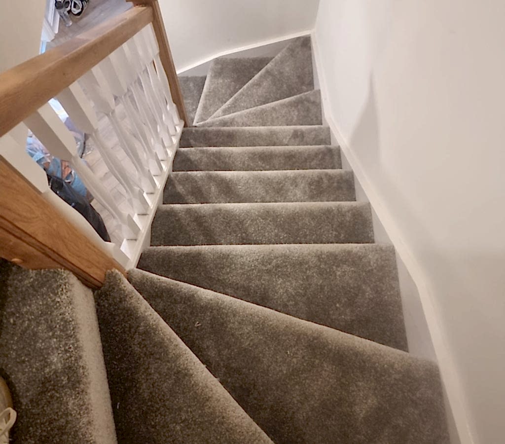 carpet-installation-on-stairs